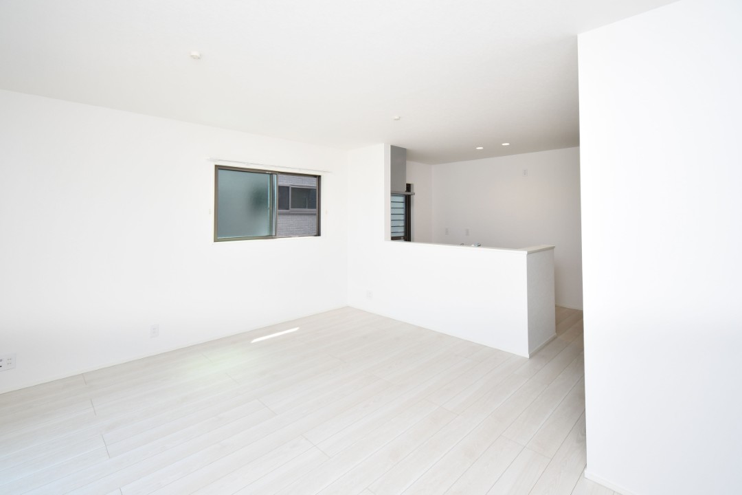 家族が集まる明るいリビング！お子様のお勉強をダイニングで済ませるようにすると家事をしながらお子様の頑張りを見守れます♪ 