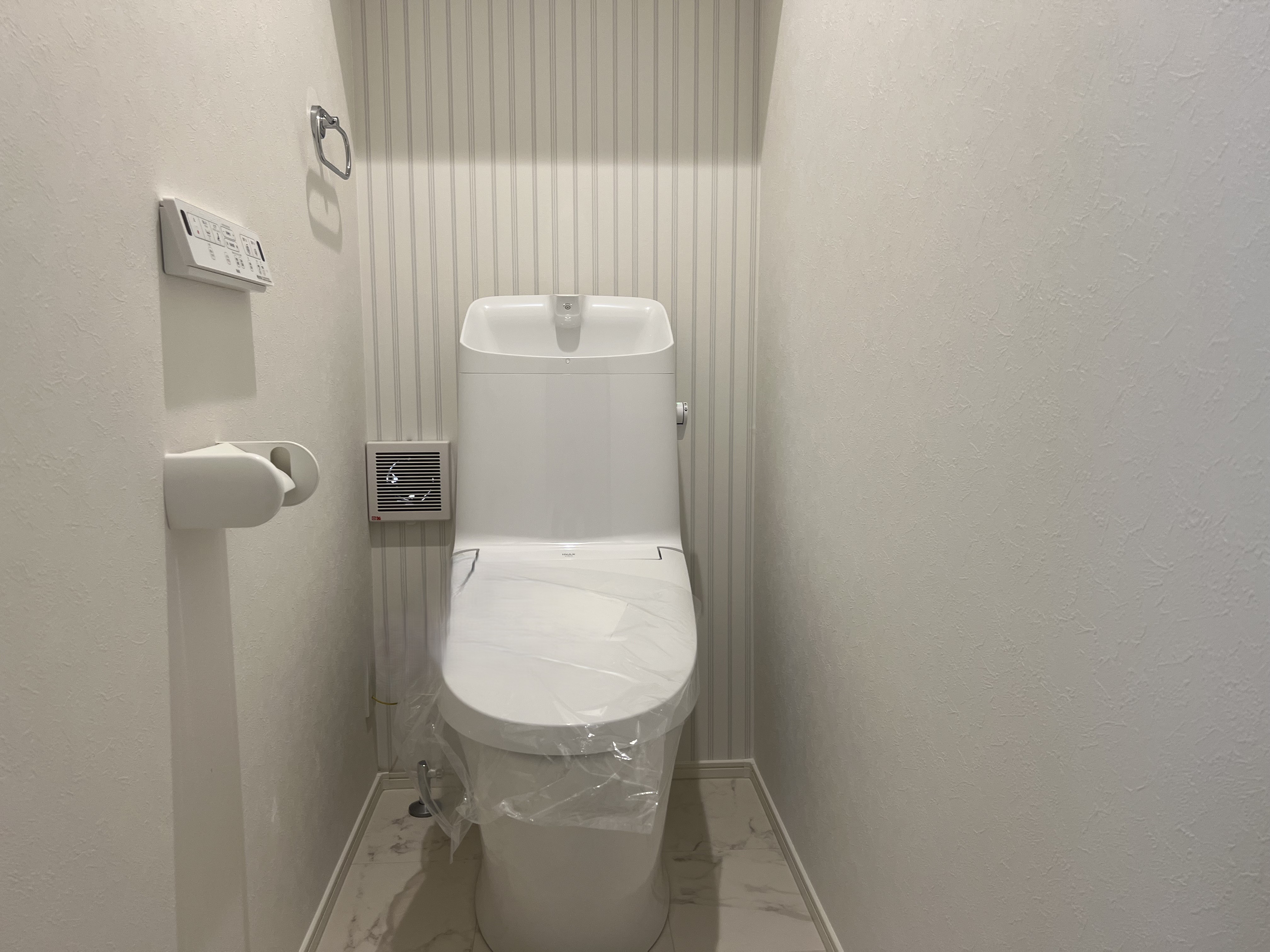 サッと汚れが落ちるのでお掃除楽々なトイレです。2階にもトイレがあるので家族が多くても安心♪