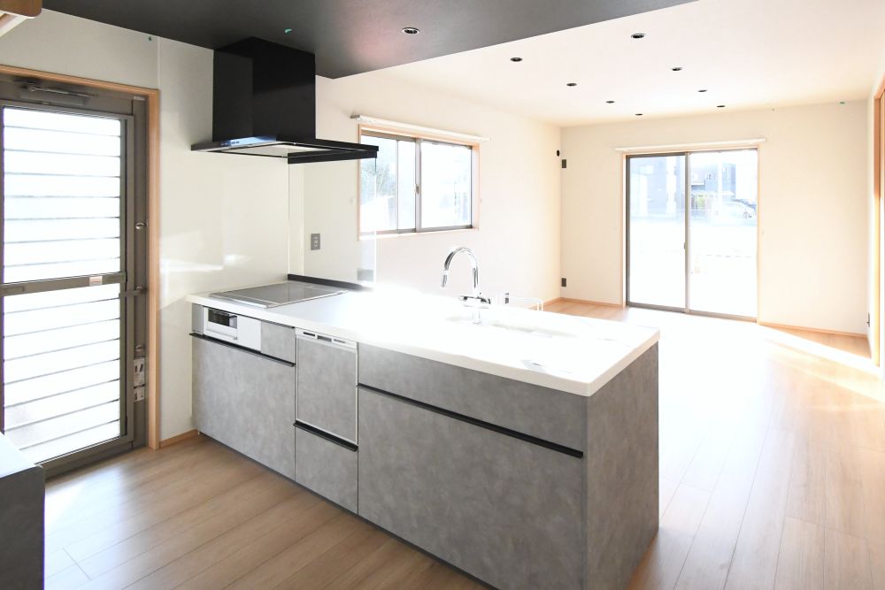 【ガラスパネルで抜け感アップ】視線が抜けて空間全体に広がりと洗練をプラス。