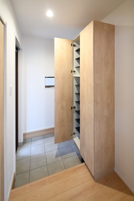 シューズボックスはトールタイプのスラっとした見た目ですっきり収納できてとても便利です♪※施工事例です。実物とは異なります。