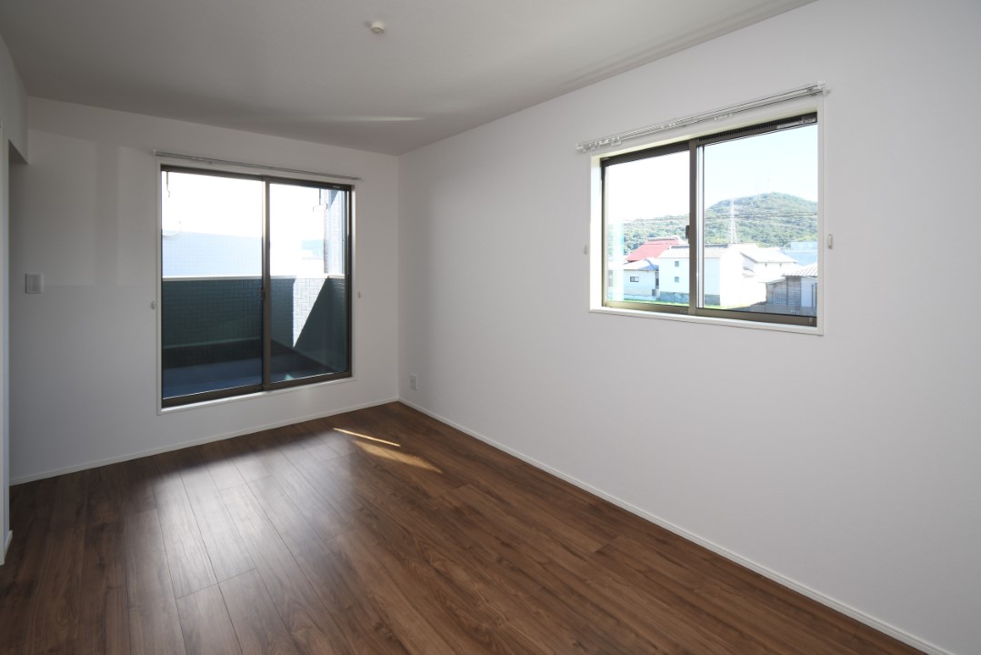 主寝室は広々していて安らげる空間に。大きな窓から光が差し込み、朝の目覚めも良さそう♪ ※施工事例です。実物とは異なります。詳しくはお問い合わせください。