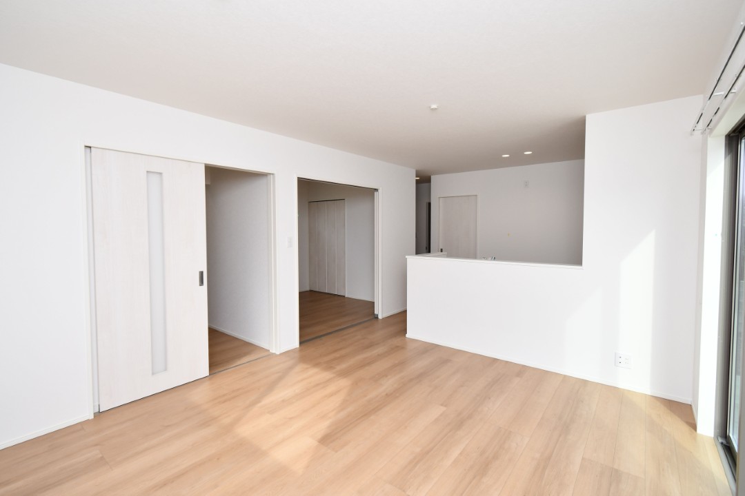 家族が集まる明るいリビング！お子様のお勉強をダイニングで済ませるようにすると家事をしながらお子様の頑張りを見守れます♪