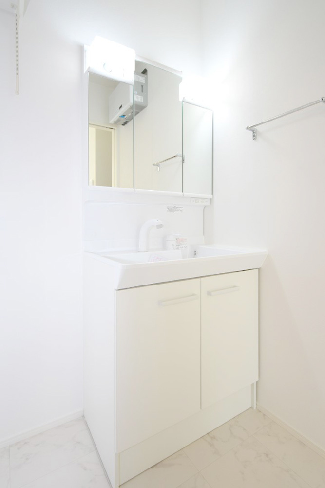 三面鏡の裏には収納もできるので洗面まわりもスッキリ。洗濯機上にはタオルや洗剤などが置ける便利な棚もあります♪※画像はイメージです。