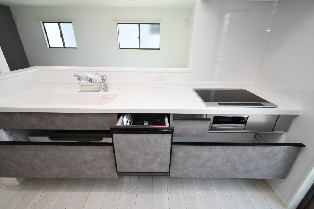 対面式キッチンは家事をしながら家族を見守り、コミュニケーションの取れる人気のスタイル。食洗器付きで洗い物の時間を削減でき、家事の負担を軽減してくれるキッチンです。