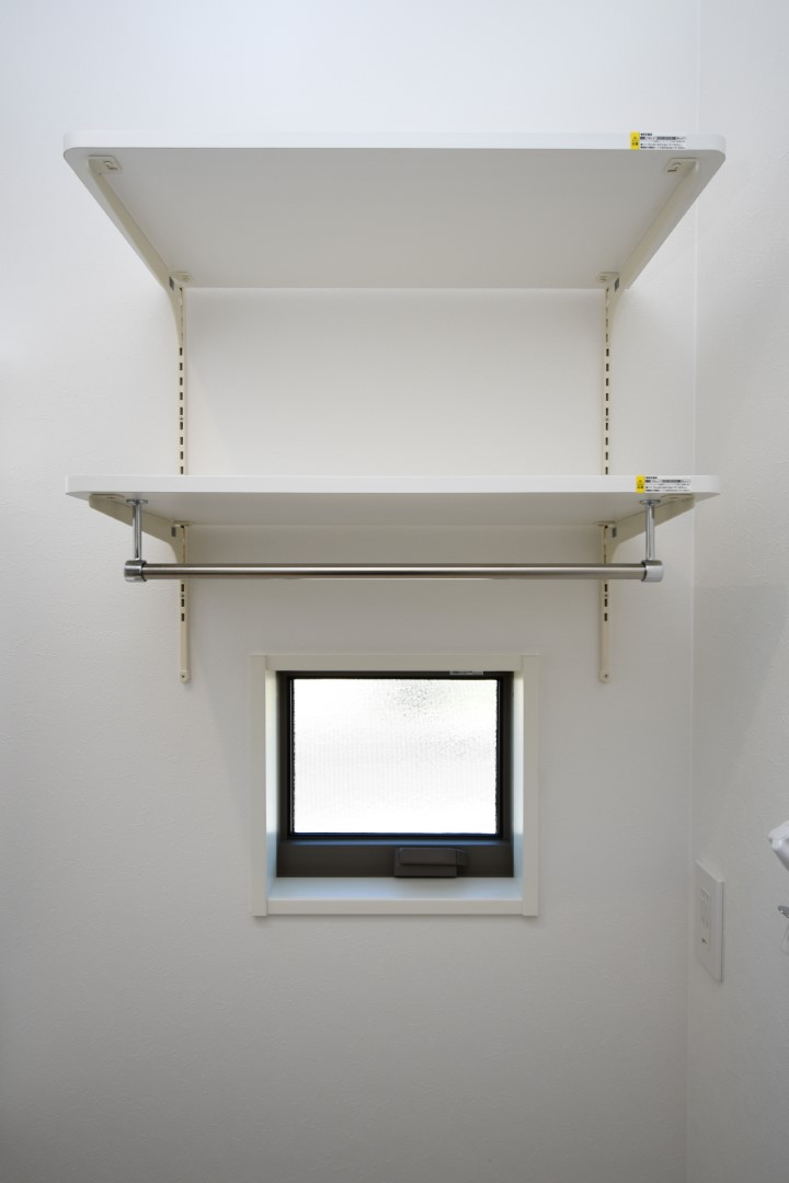 洗濯機上のデッドスペースを収納に！ シャンプーや洗剤のストック、掃除道具の収納にも！※施工事例です。実物とは異なります。詳しくはお問い合わせください。