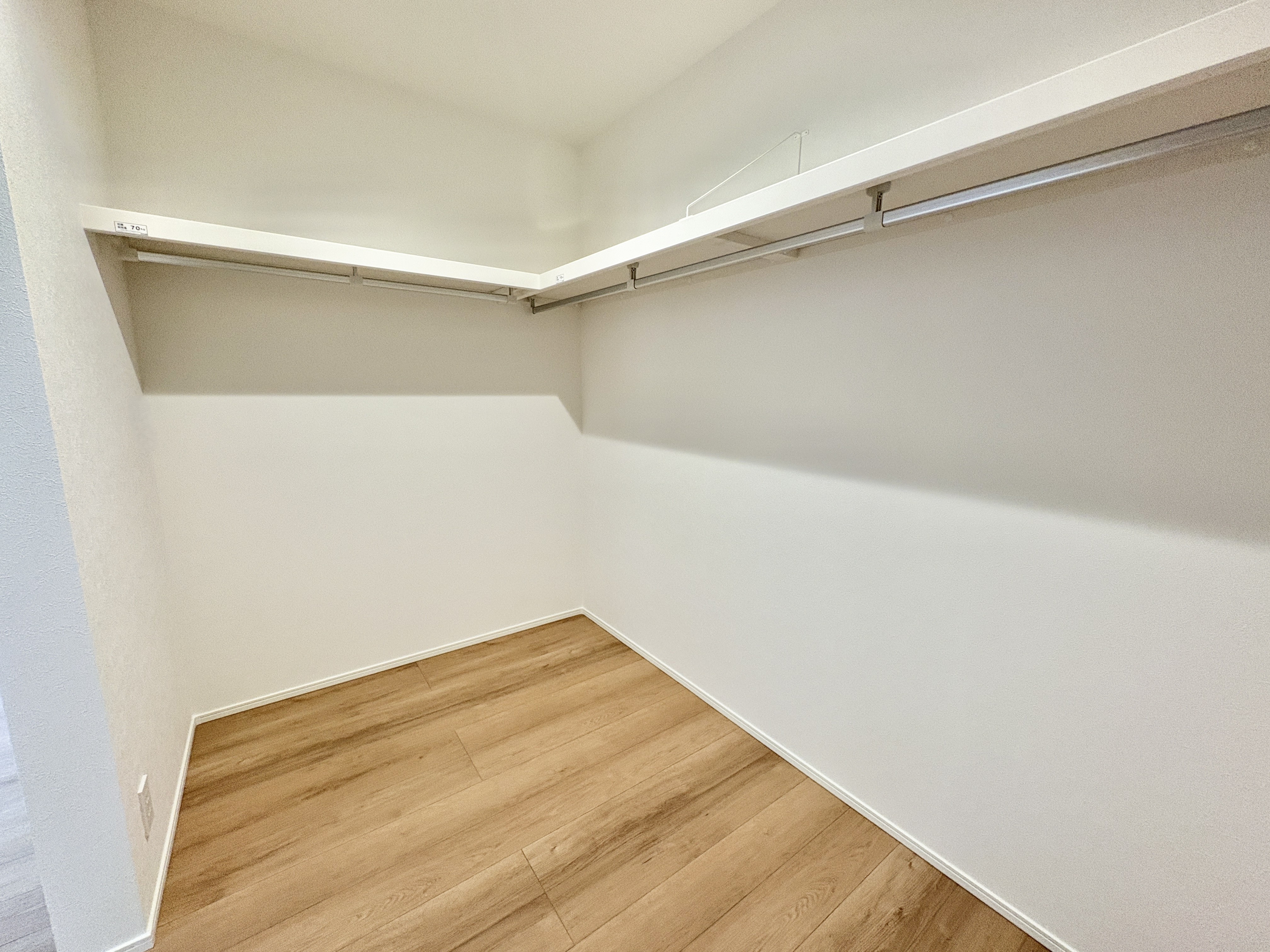 寝室ウォークインクローゼットはこのようになっており、洋服が沢山収納できます♪