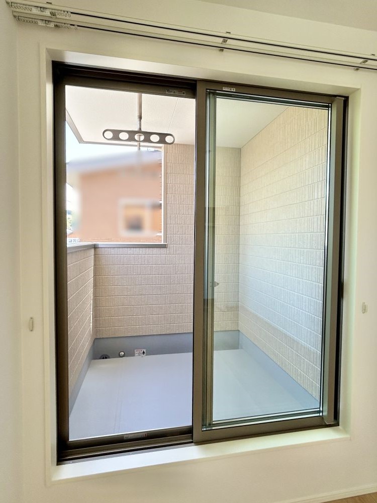 屋根付きバルコニーで急な雨で洗濯物が濡れる心配も少ない設計♪天井吊りパイプで足回りもスッキリ！※施工事例です。実物とは異なります。