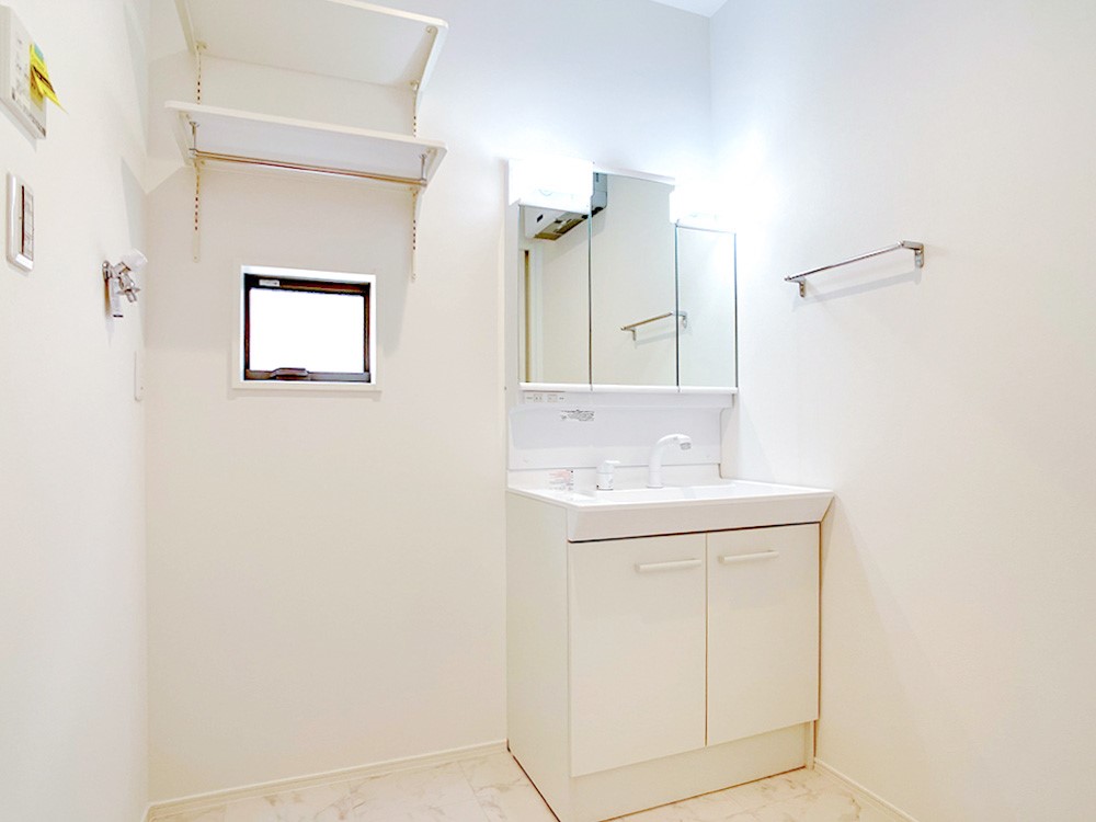 三面鏡の裏は収納スペースとなっており、物が多くなりがちな洗面台まわりをスッキリ保つことができます。※施工事例です。実物とは異なります。