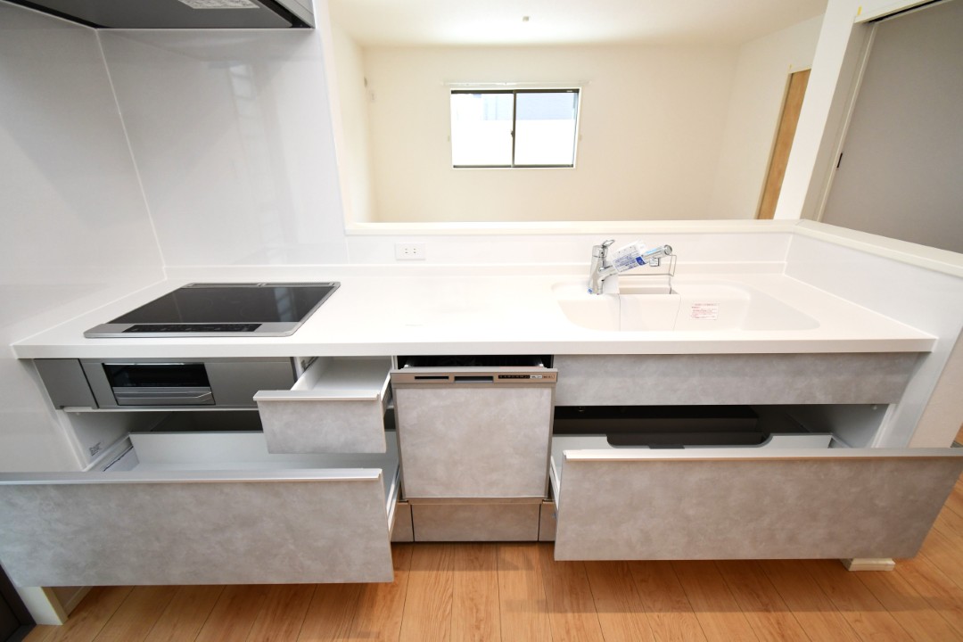 対面式キッチンは家事をしながら家族を見守り、コミュニケーションの取れる人気のスタイル。食洗器付きで洗い物の時間を削減でき、家事の負担を軽減してくれるキッチンです。