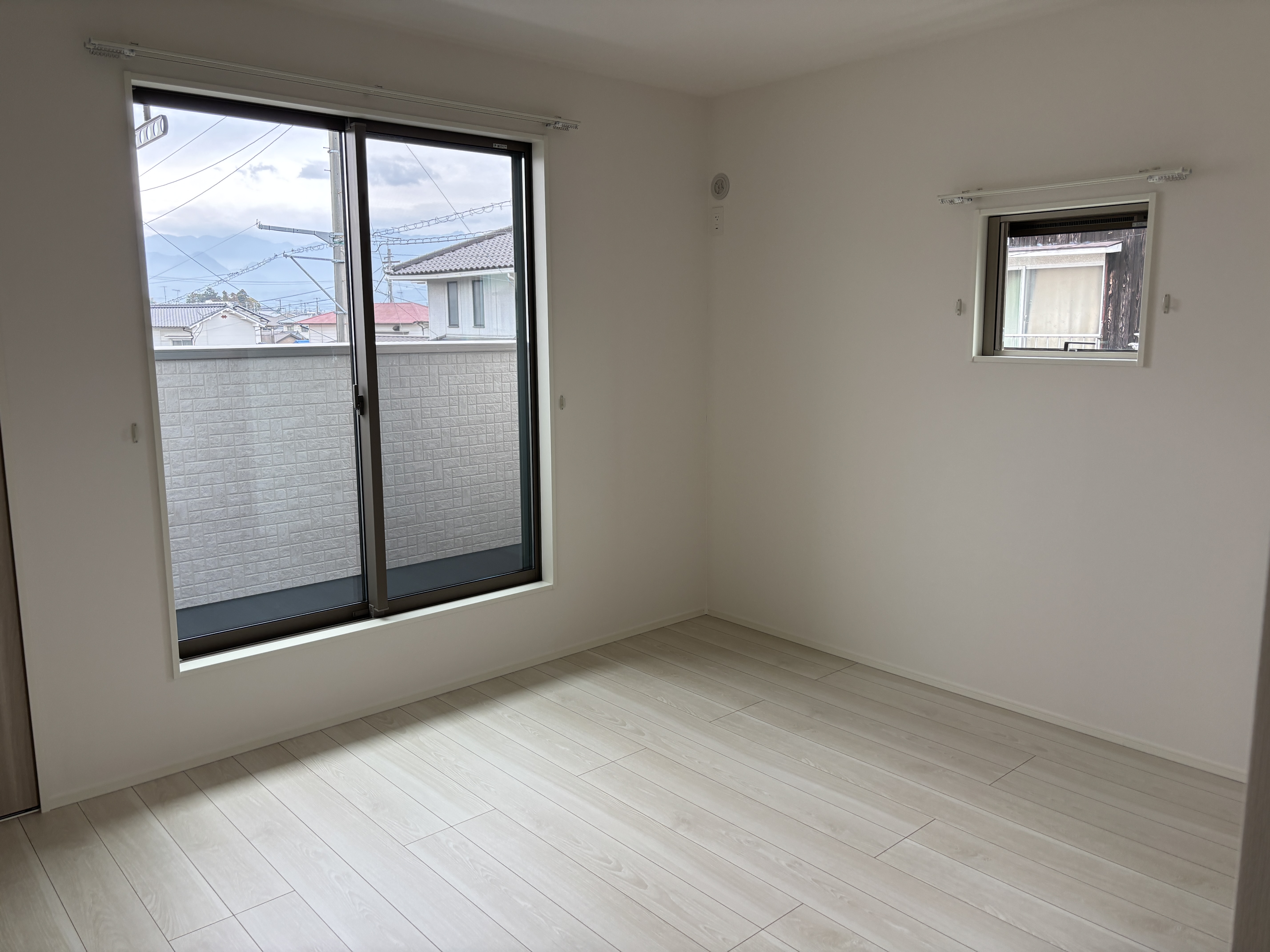 主寝室は広々していて安らげる空間に。バルコニーにすぐアクセスできるため、お洗濯物の片付けもらくらく♪