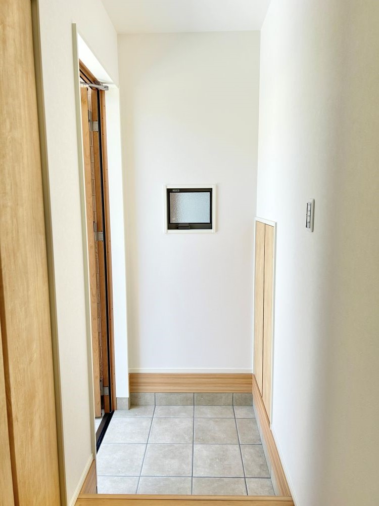 玄関には収納が2か所あります！※同プランの施工事例です。