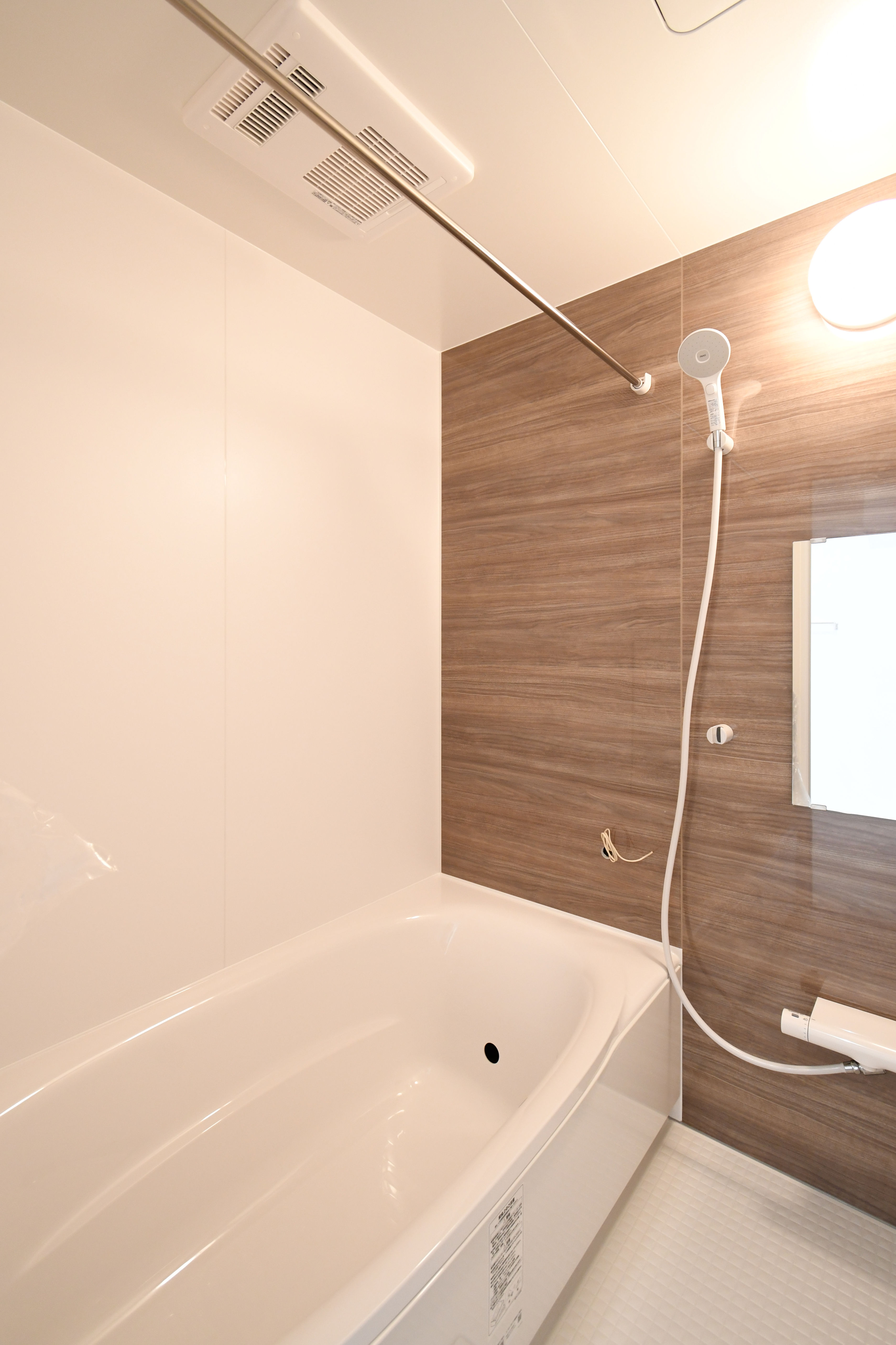 １坪以上の広さを設けた浴室で、 ゆったりバスタイム。浴室乾燥機付きです！※施工事例です。実際とは異なります。