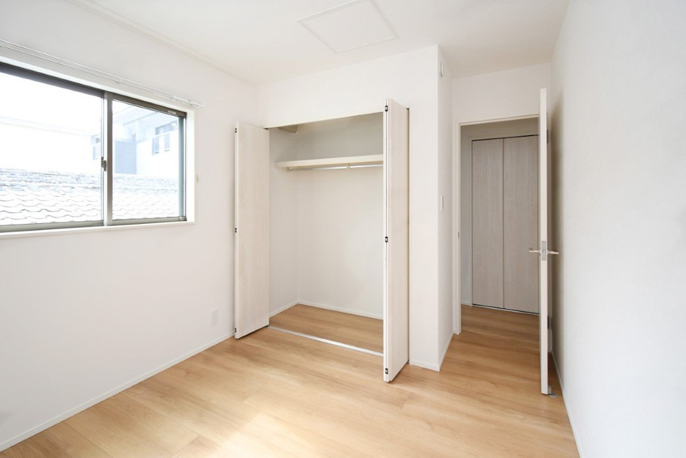 2階は主寝室の他に2室！お子様の部屋や趣味の部屋にすることで主寝室回りがスッキリします♪在宅勤務用のオフィス部屋にも！ ※画像はイメージです