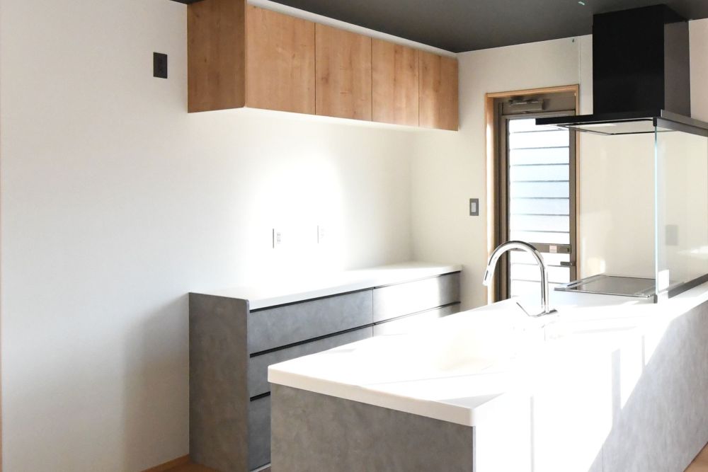 【たっぷり収納できる美しいキャビネット】キッチン背面には、大容量のキャビネットを設置。引き出し収納と吊戸棚で、調理家電からストック品まですっきり整理整頓。生活感を隠しながら、空間を美しく保てます。