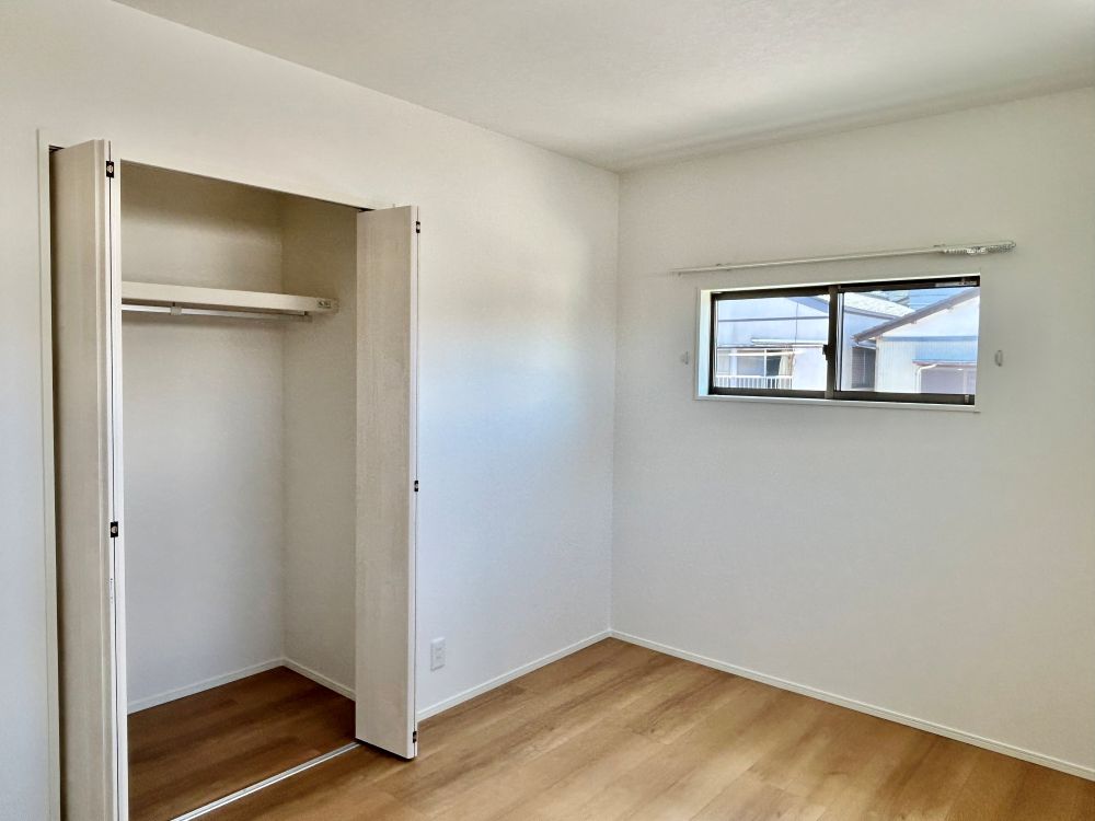 各部屋に収納付き！吊りレールで開閉がスムーズに おこなえます。