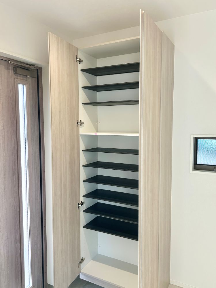 玄関にはトールサイズのシューズボックス。可動棚なので靴の高さに合わせて調節できます。