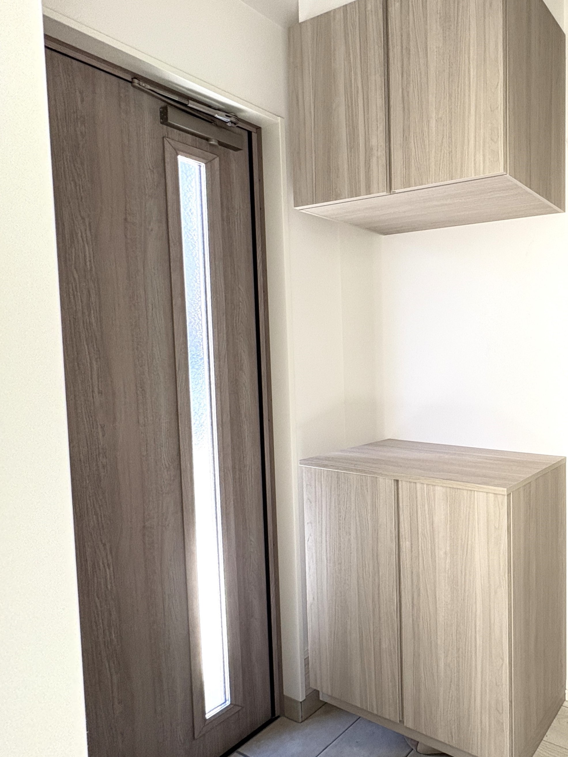 シューズボックスは上下に分かれているので棚に小物が置けます♪棚は可動式なので、すっきり収納できてとても便利です♪※同プランの施工事例です。