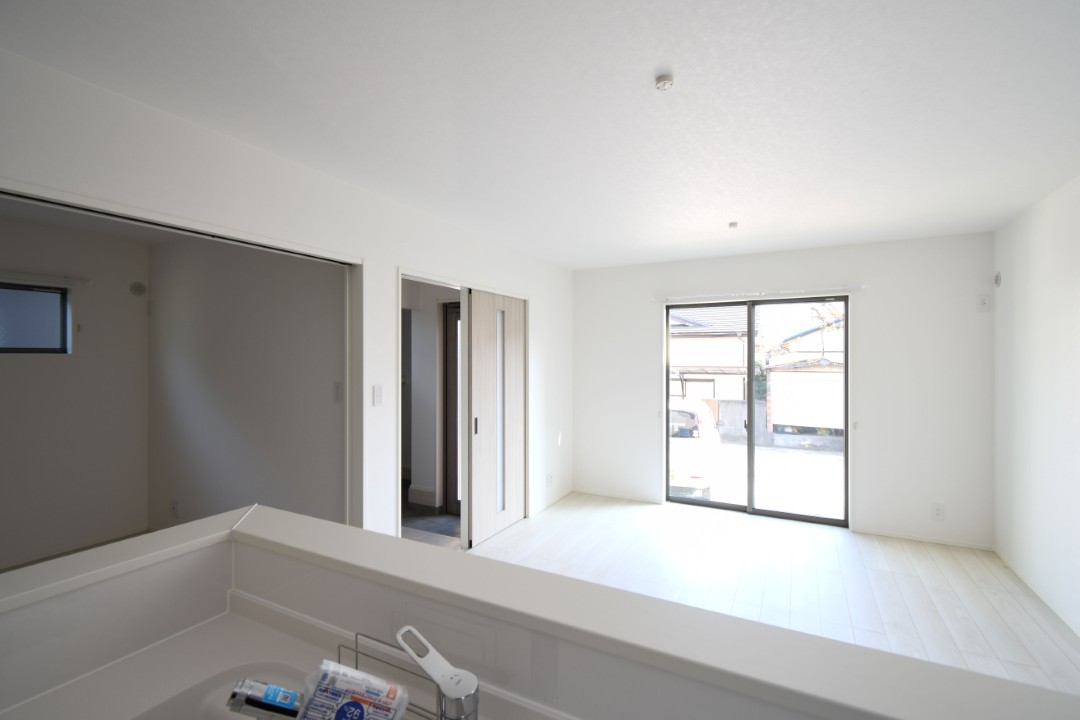 対面式キッチンは家事をしながら家族を見守り、コミュニケーションの取れる人気のスタイル。食洗器付きで洗い物の時間を削減でき、家事の負担を軽減してくれるキッチンです。※画像はイメージです