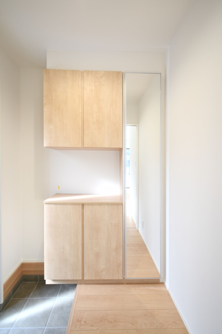 シューズボックスは上下に分かれているので棚に小物が置けます♪棚は可動式なので、すっきり収納できてとても便利です♪