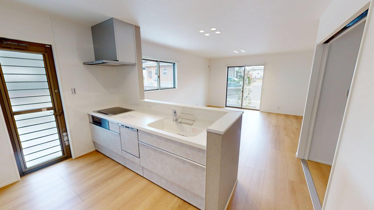 キッチンからはダイニングキッチンが見渡せます。キッチンからもリビングが見渡せるため、どこに居ても家族を感じ、会話もはずみますね。 ※施工事例です。実物とは異なります。詳しくはお問い合わせください。