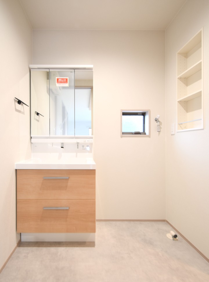 三面鏡の裏は収納スペースとなっており、物が多くなりがちな洗面台まわりをスッキリ保つことができます。