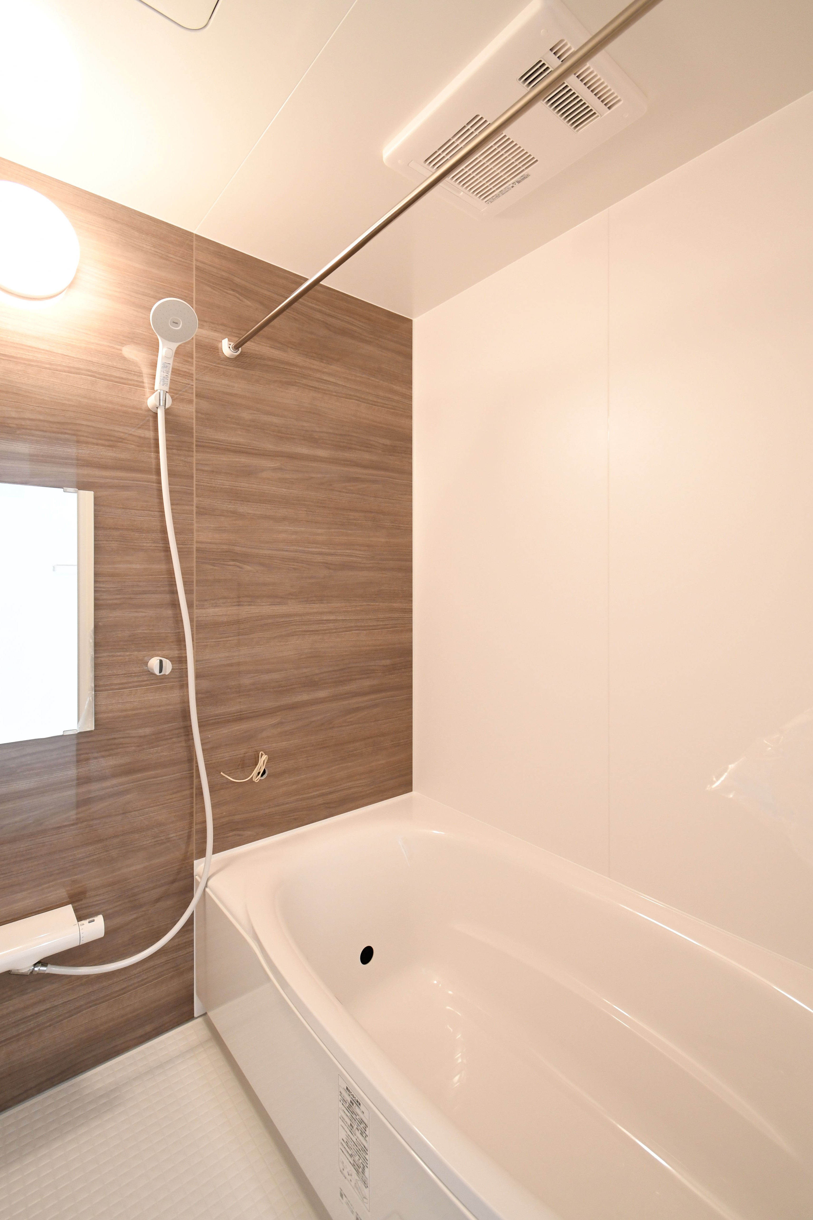 １坪以上の広さを設けた浴室で、ゆったりバスタイム。お子様と一緒に入るにも充分な広さです。浴室乾燥機付き！※施工事例です。実際とは異なります。