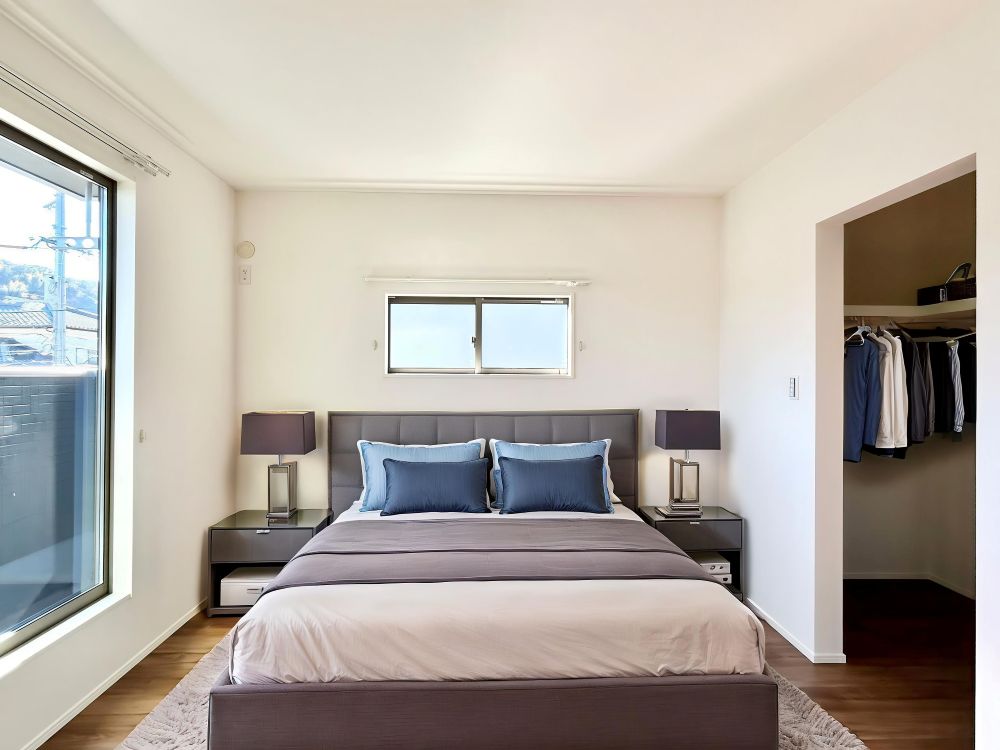 南東向きの主寝室は広々していて安らげる空間に。大きな窓から光が差し込み、朝の目覚めも良さそう♪※CGにて家具を配置しています