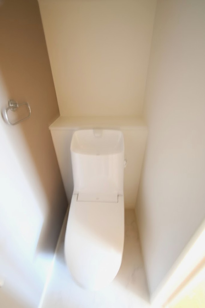  温水洗浄便座トイレ。新素材により、気になる便座もサッとひとふきでキレイになります。