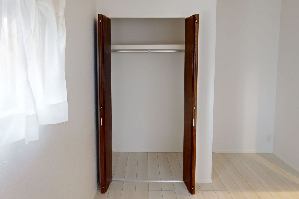 全居室収納付き！ハンガーパイプ付き棚で高さも160cmとお子様でも一人で掛けられる高さです♪