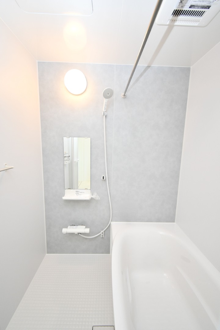 1日の疲れをほぐす、とっておきのリラクゼーションタイムを楽しむバスルーム。 美しく、機能的なデザインを採用、清潔感あふれる心地よい空間づくりにこだわりました。