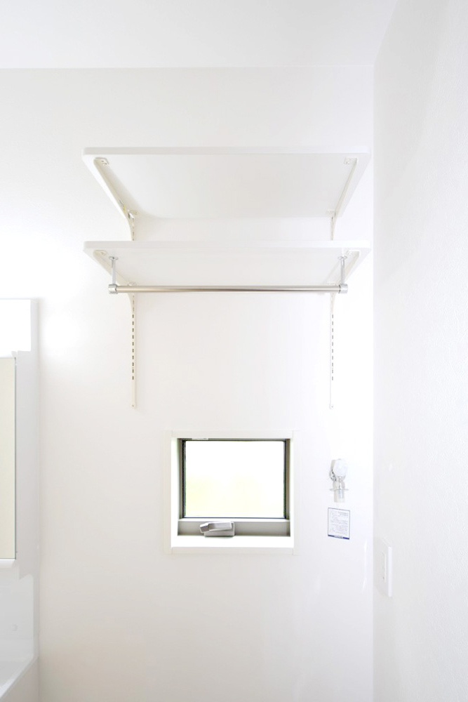 洗濯機上のデッドスペースを収納に！ シャンプーや洗剤のストック、掃除道具の収納にも！ ※施工事例です。実物とは異なります。詳しくはお問い合わせください。