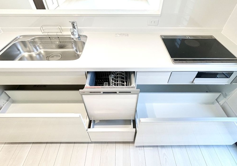 忙しい毎日を助ける食洗機で洗い物のお時間短縮！収納スペースもたっぷりでキッチン回りもスッキリ整理できます。※施工事例です。実際とは異なります。
