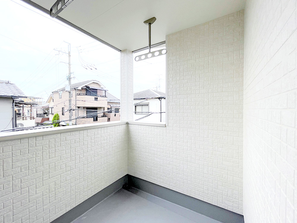インナーバルコニーなので急な雨でも洗濯物が濡れにくく、ウィークインクローゼットが近いので片付けも便利です。　