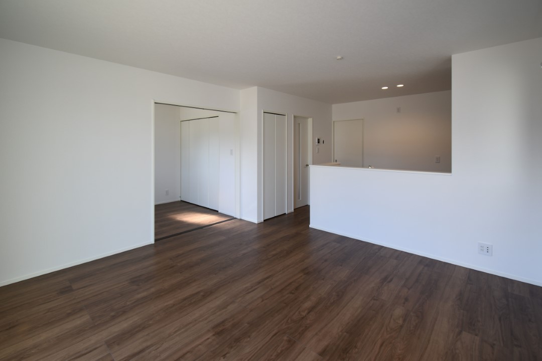 家族が集まるリビングは広々20帖！キッチンからもリビングが見渡せるため、どこに居ても家族を感じ、会話もはずみますね。 ※施工事例です。実物とは異なります。詳しくはお問い合わせください。