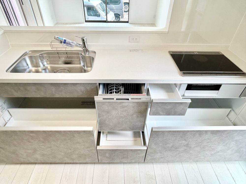 忙しい奥様を助ける食洗機。 手洗いでは使用できないほど高温のお湯や高圧水流を使用することにより、洗い物のお時間短縮！