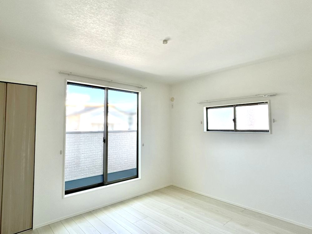 東向きの主寝室は大きな窓から光が差し込み、朝の目覚めも良さそう♪※施工事例です。実際とは異なります。