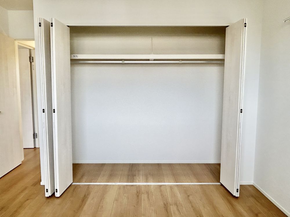 寝室クローゼットは横幅が約2.4m。オフシーズンの洋服や家電などもすっきりと収納できます。※画像はイメージです。