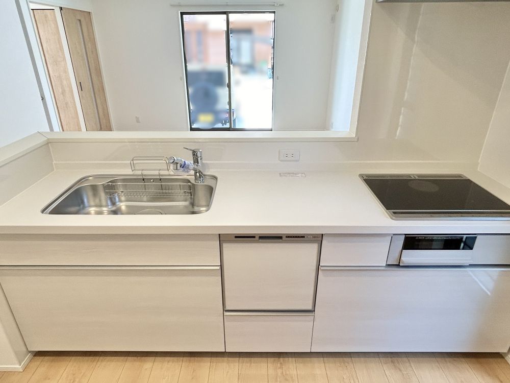 ワークトップは人造大理石で細かい傷もつきにくい♪勝手口もあるので、ゴミ問題も困りません！※施工事例です。実際とは異なります。