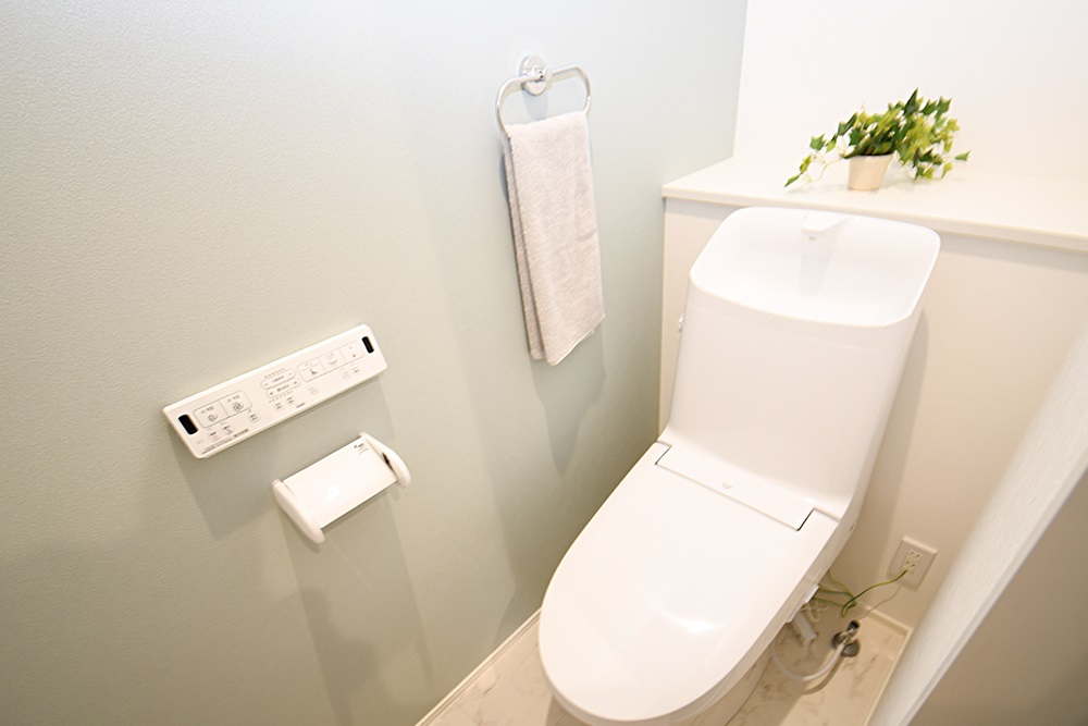 お掃除ラクラク♪温水洗浄便座トイレ。※施工事例です。実物とは異なります。