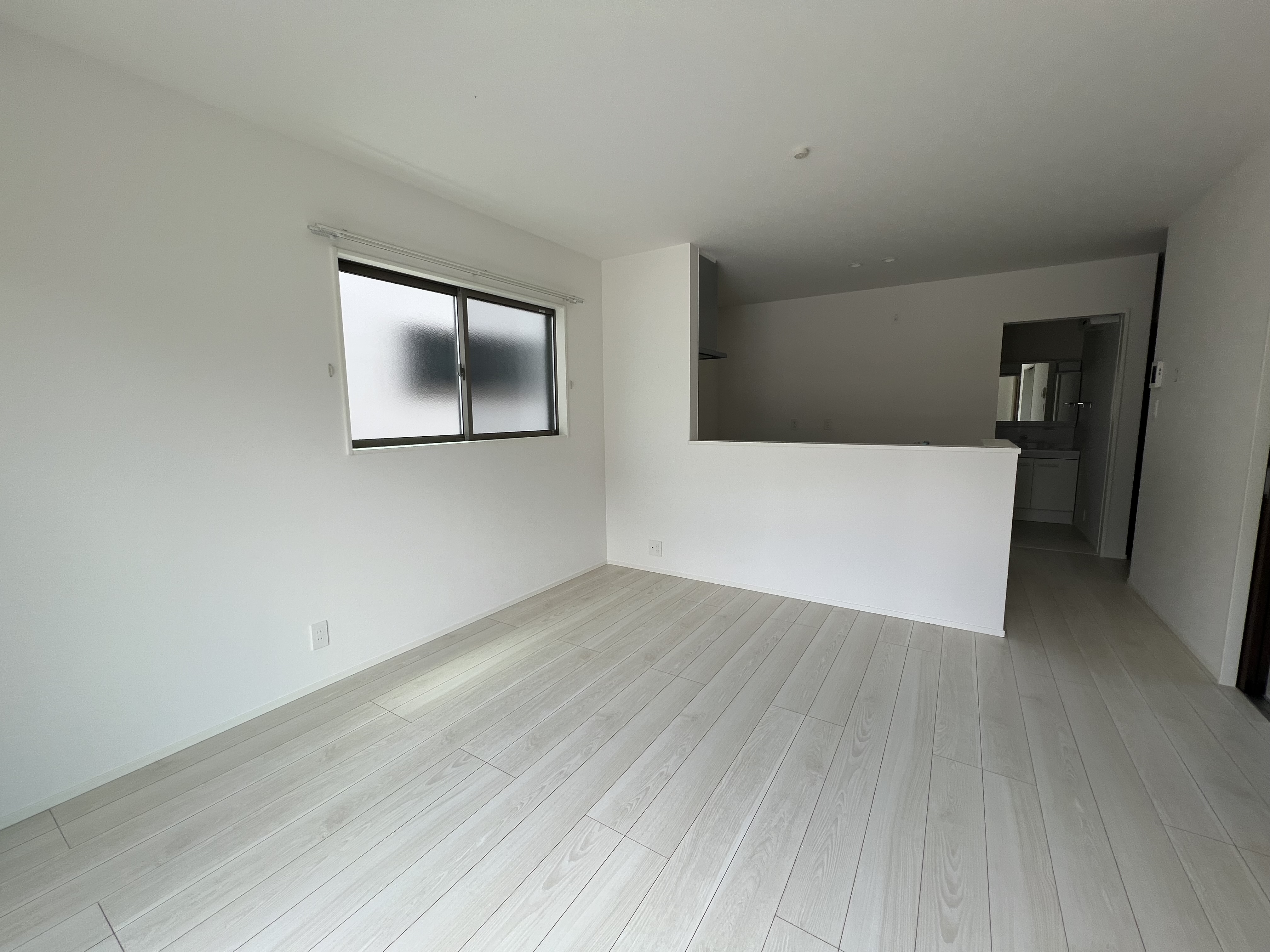 家族と過ごすリビングは15帖。2面に窓があり明るいお部屋です。