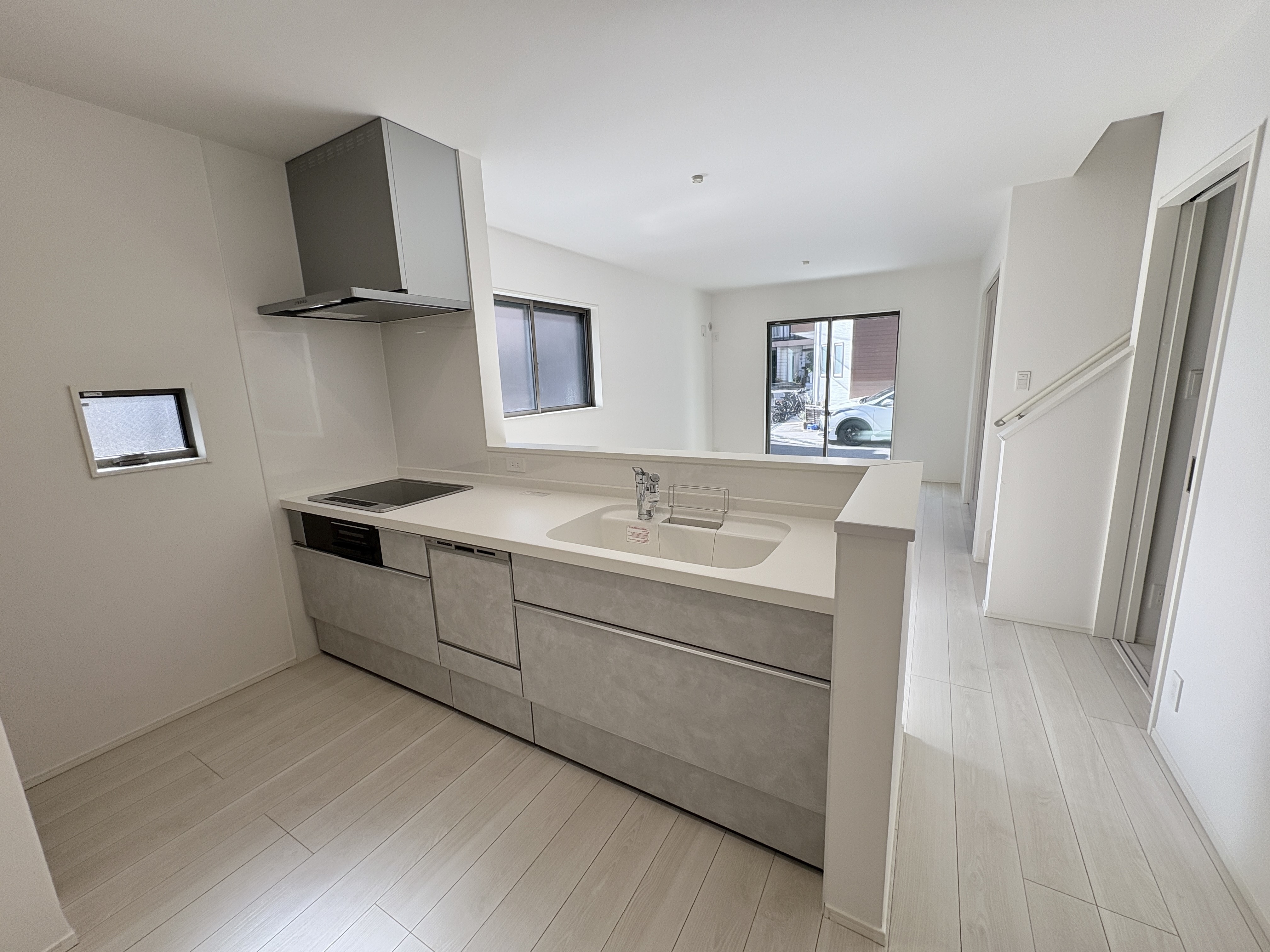 食洗器付きのシステムキッチン。洗い物の時間を削減でき、家事の負担を軽減してくれます。※施工事例になります。実際と色やデザインが異なりますので詳しくはお問い合わせください。