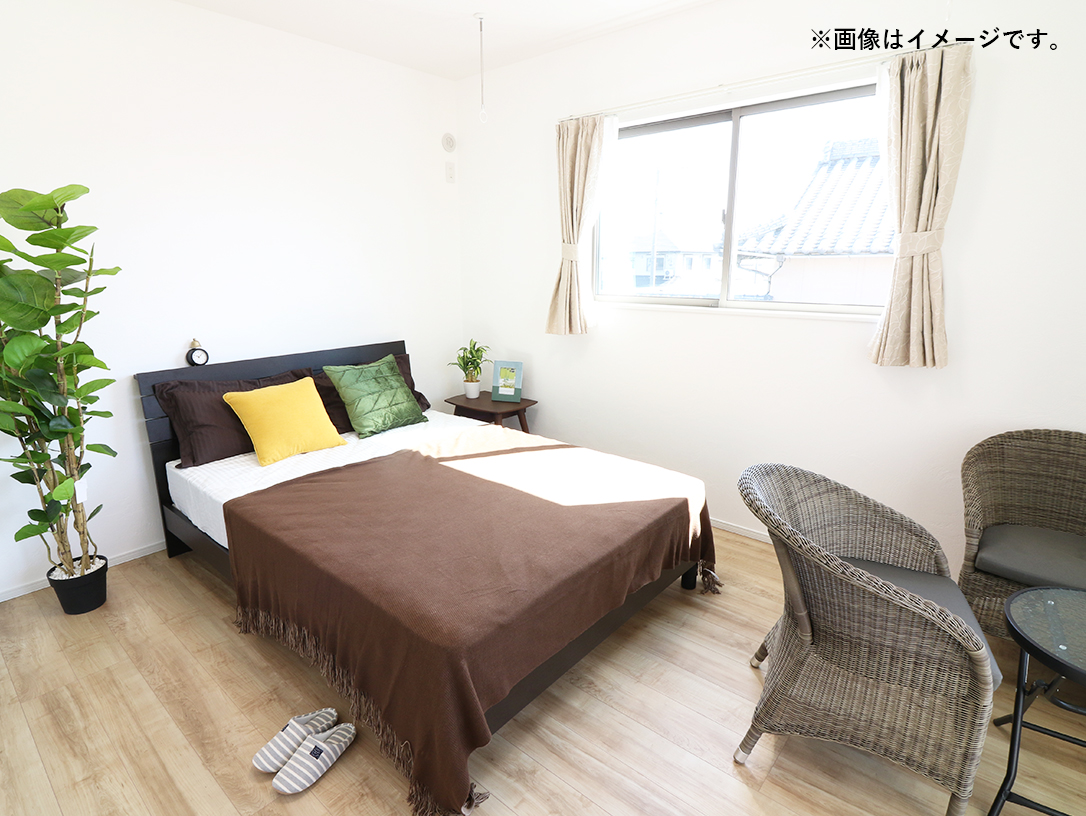 主寝室は広々していて安らげる空間に。大きな窓から光が差し込み、朝の目覚めも良さそう♪ ※施工事例です。実物とは異なります。