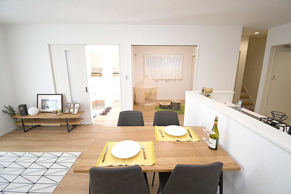 家族が集まるリビングは広々15.1帖！キッチンからもリビングが見渡せるため、どこに居ても家族を感じ、会話もはずみますね。※施工事例です。実際とは異なります。