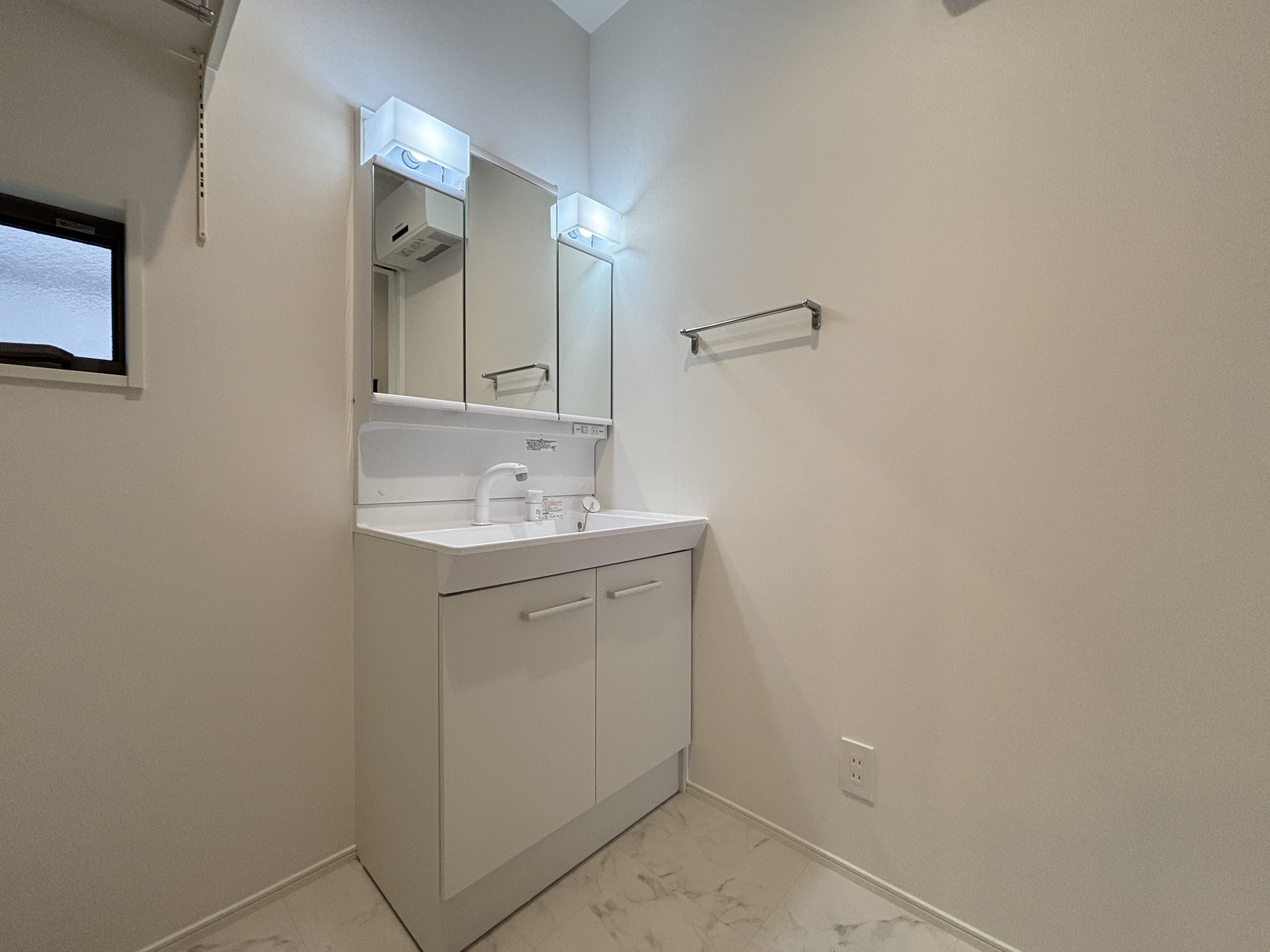 三面鏡の裏は収納スペースとなっており、物が多くなりがちな洗面台まわりをスッキリ保つことができます。