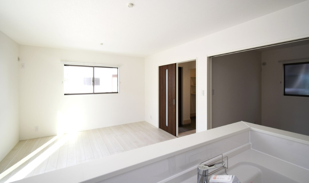 対面式キッチンは家事をしながら家族を見守り、コミュニケーションの取れる人気のスタイル。食洗器付きで洗い物の時間を削減でき、家事の負担を軽減してくれるキッチンです。