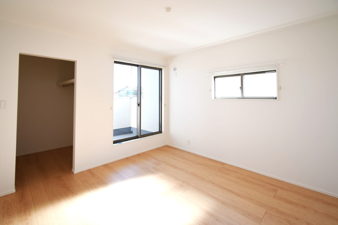 主寝室は広々していて安らげる空間に。大きな窓から光が差し込み、朝の目覚めも良さそう♪ 