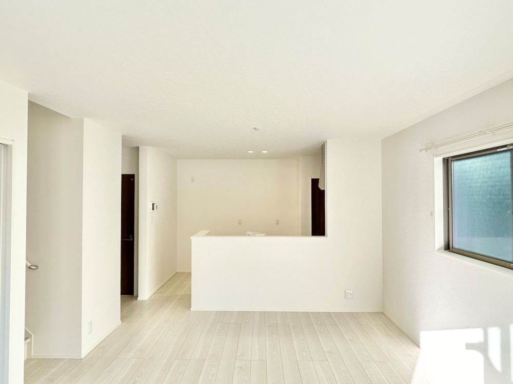  16.7帖のリビングは、ソファやダイニングテーブルを置いても余裕があり、くつろぎの空間と食事の空間を分けられます。