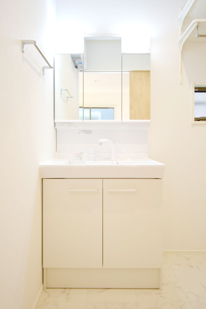 三面鏡の裏は収納スペースとなっており、物が多くなりがちな洗面台まわりをスッキリ保つことができます。
