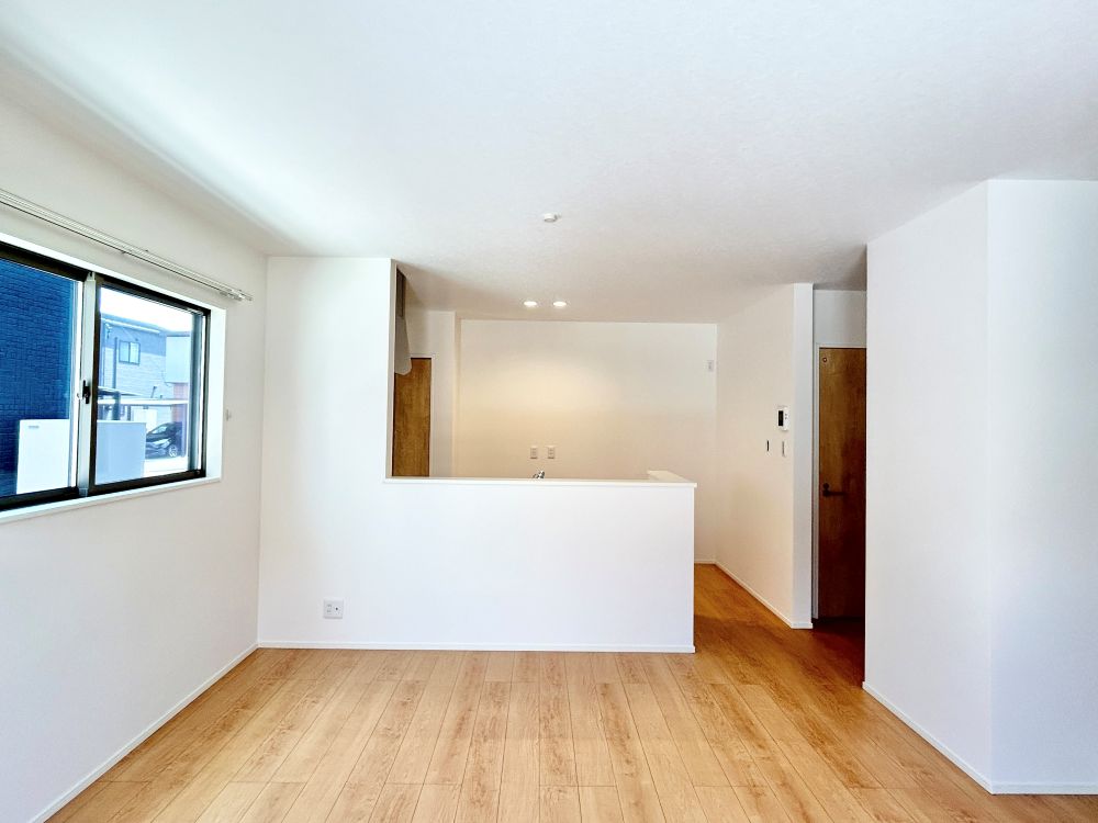 家族が集まるリビングは広々15.2帖！キッチンからもリビングが見渡せるため、どこに居ても家族を感じ、会話もはずみますね。※施工事例です。実物とは異なります。