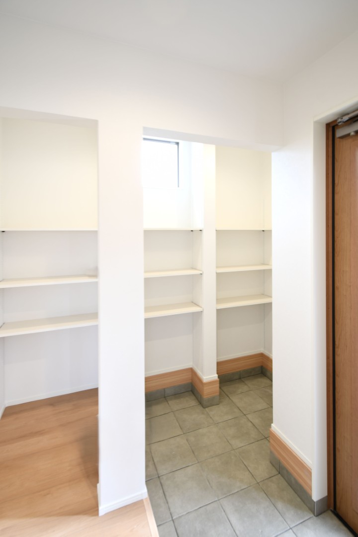 大容量の土間収納を設置。靴はもちろん、べビーカーや 趣味の道具を置いておくのにも便利です♪